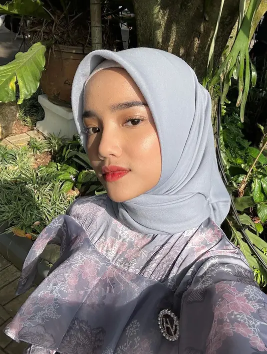 Kali ini berkat penampilannya saat menghadiri acara salah satu brand modest fashion lokal. @fuji_an.