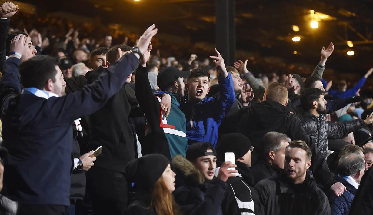 Suporter Manchester City memberikan dukungan saat tandang melawan Crystal Palace. Sepanjang laga fans The Citizens terus memberikan dukungan. (Reuters/Hannah McKay)