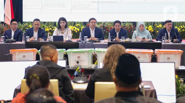 Pihak KPU DKI Jakarta berharap masyarakat bisa menunggu sekaligus memberi kesempatan kepada pasangan calon untuk menggunakan hak konstitusionalnya untuk mengajukan sengketa di Mahkamah Konstitusi. (Liputan6.com/Angga Yuniar)