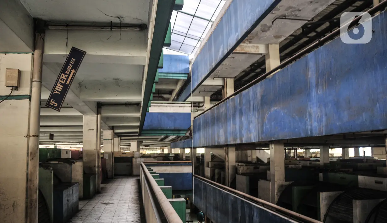 Deretan kios dengan kondisi tidak terawat yang berada di lantai 2 Blok G Pasar Tanah Abang, Jakarta, Rabu (30/11/2022). Kala itu Pemprov DKI merenovasi Blok G untuk menampung pedagang kaki lima yang sebelumnya berjualan di Jalan Jati Bunder dan jalan di kawasan Pasar Tanah Abang. Namun, seiring berjalannya waktu Blok G tetap sepi pengunjung, terutama lantai 2 dan 3. (merdeka.com/Iqbal S. Nugroho)
