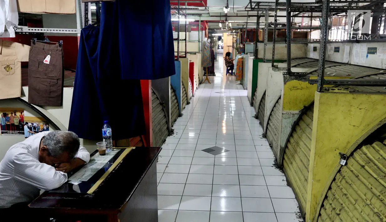 Seorang pedagang tertidur di depan kiosnya yang berada di Blok G Pasar Tanah Abang, Jakarta, Rabu (7/3). Wakil Gubernur DKI Jakarta Sandiaga Salahuddin Uno mengatakan, akan segera merobohkan Blok G Pasar Tanah Abang. (Liputan6.com/Johan Tallo)