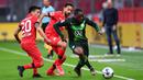 Bek Wolfsburg, Jerome Roussillon, berebut bola dengan pemain Bayer Leverkusen pada laga pekan ke-28 Bundesliga di Stadion Bay Arena, Selasa (26/5/2020) waktu setempat. Wolfsburg menang 4-1 atas Bayer Leverkusen. (AFP/Marius Becker/POOL)
