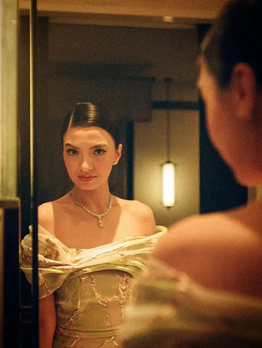 Raline Shah menata rambutnya dengan updo belah pinggir yang terlihat elegan. Sementara makeupnya bergaya flawless dengan tampilan bibir basah yang bikin kesan seksi. [@ralineshah]