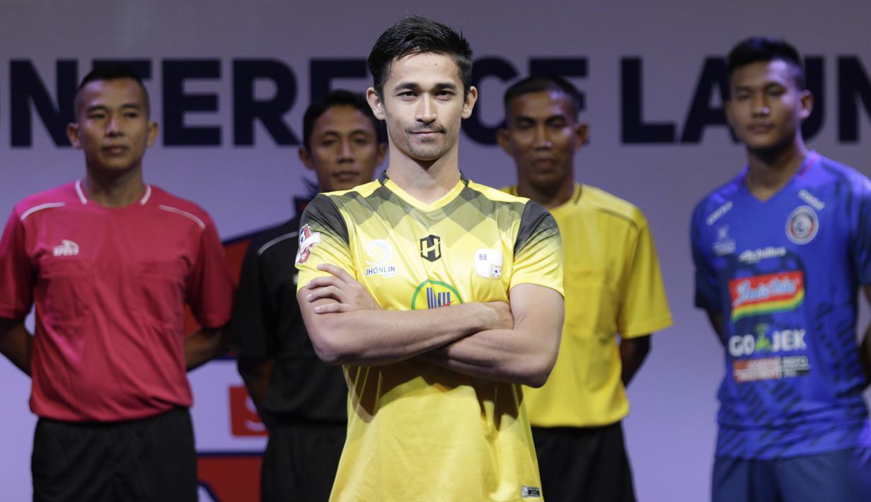 Pemain Barito Putera, Gavin Kwan berpose saat Peluncuran Shopee Liga 1 di SCTV Tower, Jakarta, Senin (13/5). Sebanyak 18 klub akan bertanding pada Liga 1 mulai tanggal 15 Mei. (Bola.com/Vitalis Yogi Trisna)