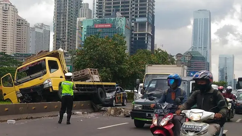 truk tabrak separator busway