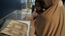 Pengunjung melihat salah satu koleksi mushaf Alquran yang dipamerkan di Museum Bayt Al-Quran, Jakarta, Minggu (19/5/2019). Puluhan mushaf Alquran yang berada di Bayt Al-Quran  dikumpulkan sejak abad ke-16. (merdeka.com/Iqbal Nugroho)