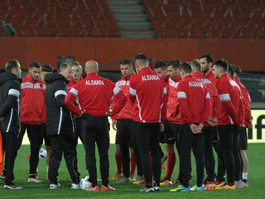Pelatih Timnas Albania, Gianni De Biasi (tengah), memberikan instruksi kepada para pemainnya saat menjalani sesi latihan ringan di Stadion Ernst Happel, Wina, Austria, Jumat (25/3/2016). (Bola.com/Reza Khomaini)