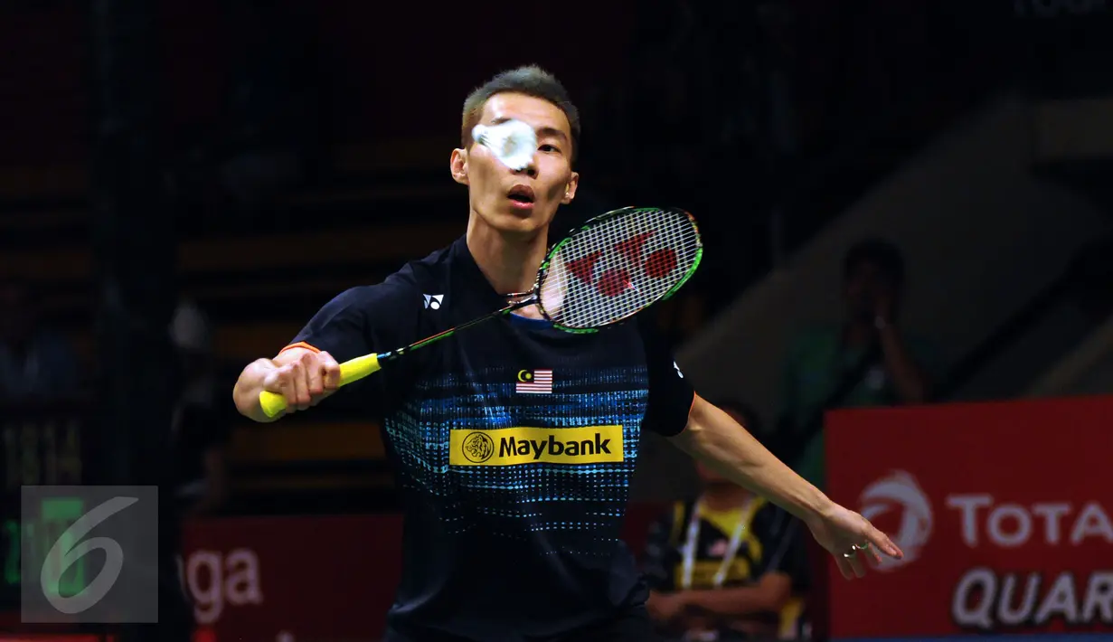 Pebulutangkis tunggal putra Malaysia, Lee Chong Wei saat berlaga melawan Marc Zwiebler di Total BWF World Championships 2015 di Istora Senayan Jakarta, Rabu (12/8/2015). Lee Chong Wei unggul 21-14, 17-21, 21-8. (Liputan6.com/Helmi Fithriansyah)