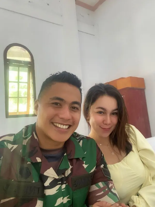 Segera Menikah, Ini 6 Potret Kemesraan Aprilio Manganang dan Kekasih