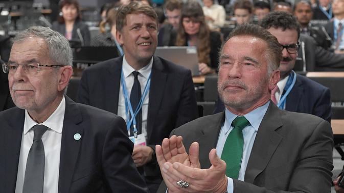 Aktor Arnold Schwarzenegger bertepuk tangan saat menghadiri Konferensi Perubahan Iklim PBB COP24 di Katowice, Polandia (3/12). (AFP Photo/Janek Skarzynski)