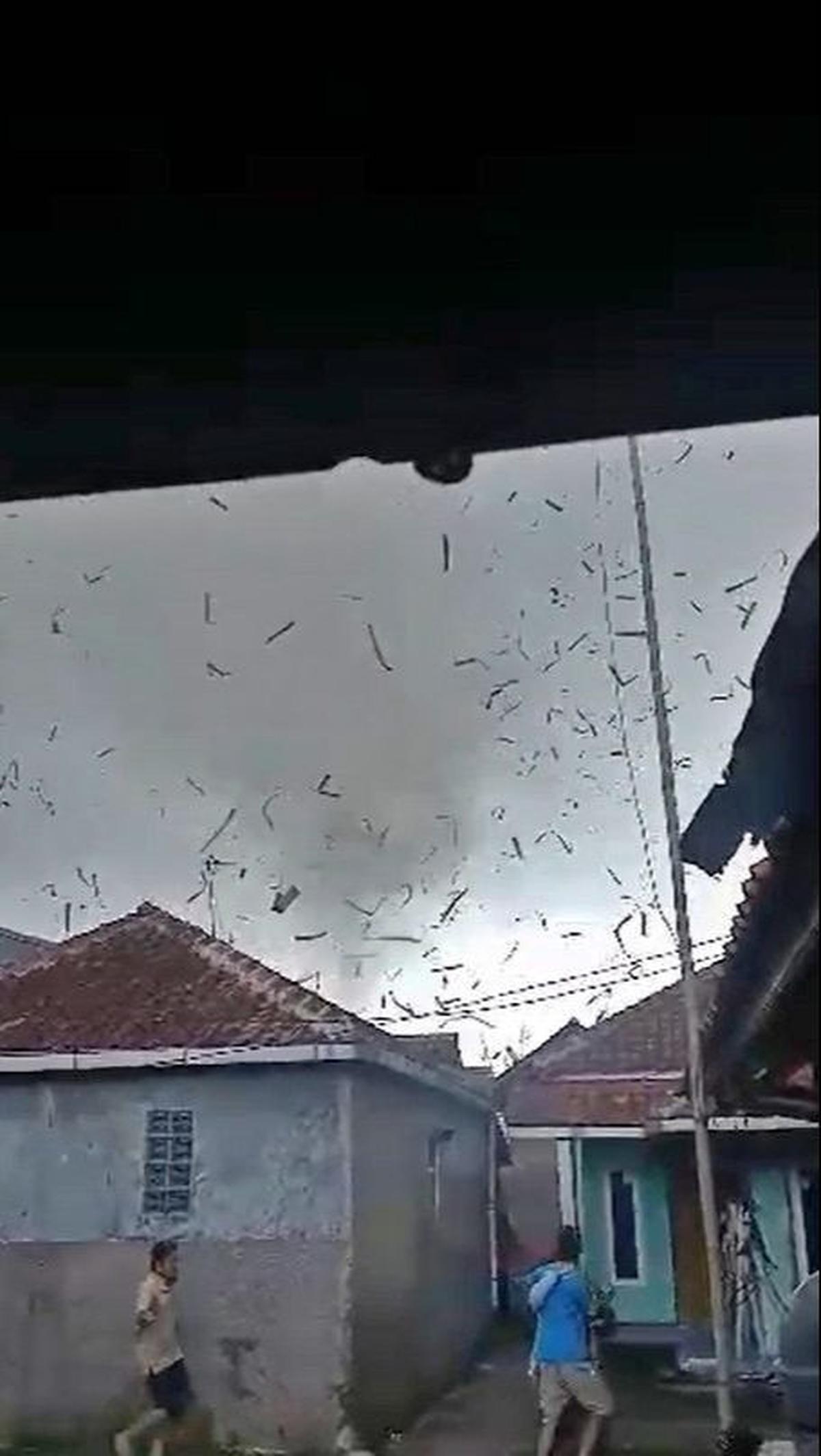 Namun Guswanto mengimbau agar fenomena yang terjadi di Rancaekek tidak disebut sebagai tornado. Dia menyebut, penggunaan istilah tersebut bisa menimbulkan kehebohan di masyarakat.<br>