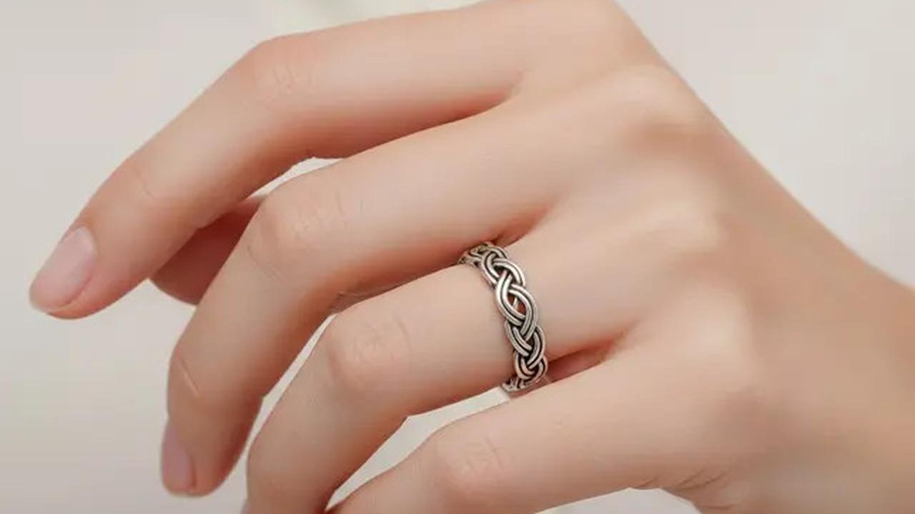 10 Model Cincin Emas 24k Motif Vintage Tak Lekang Waktu, Investasi Sekaligus Gaya Abadi