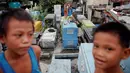 Anak-anak bermain di kuburan bergaya apartemen yang dibangun di North Cemetery, Manila, Minggu (16/10). Pemakaman ini menjadi lokasi penguburan korban tewas dalam perang melawan narkoba di Filipina. (Reuters/Damir Sagolj)