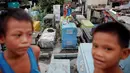 Anak-anak bermain di kuburan bergaya apartemen yang dibangun di North Cemetery, Manila, Minggu (16/10). Pemakaman ini menjadi lokasi penguburan korban tewas dalam perang melawan narkoba di Filipina. (Reuters/Damir Sagolj)
