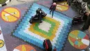 Pengendara melintasi mural yang menghiasi halaman depan Kantor Kelurahan Tegal Alur, Jakarta Barat, Rabu (18/4). Mural tersebut dibuat oleh petugas Penanganan Prasarana dan Sarana Umum (PPSU). (Liputan6.com/Arya Manggala)
