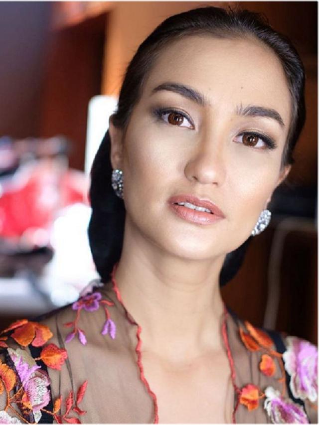 [Bintang] Pakai Kebaya Lebih Elegan dengan Makeup Andalan Atiqah Hasiholan Ini