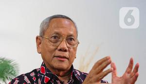 Mantan Direktur Penyakit Menular WHO South-East Asia Regional Office (SEARO), Profesor Tjandra Yoga Aditama saat wawancara khusus dengan Liputan6.com di Jakarta, Rabu (8/1/2025). (Liputan6.com/Angga Yuniar)