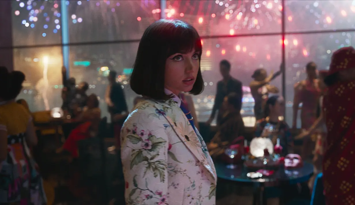 <p>Dalam perseteruan maut ini, seorang agen bernama Dani Miranda (Ana de Armas) siaga membantu Gentry. (Foto: Netflix)</p>