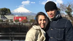Aktor Tora Sudiro berfoto bersama istrinya, Mieke Amalia saat liburan keluarga di Jepang. Seperti pasangan muda, saat liburan Tora dan Mieke juga tidak lupa mengabadikan momen romantis mereka berdua sebagai suami-istri. (instagram.com/t_orasudi_ro)