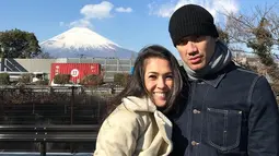 Aktor Tora Sudiro berfoto bersama istrinya, Mieke Amalia saat liburan keluarga di Jepang. Seperti pasangan muda, saat liburan Tora dan Mieke juga tidak lupa mengabadikan momen romantis mereka berdua sebagai suami-istri. (instagram.com/t_orasudi_ro)