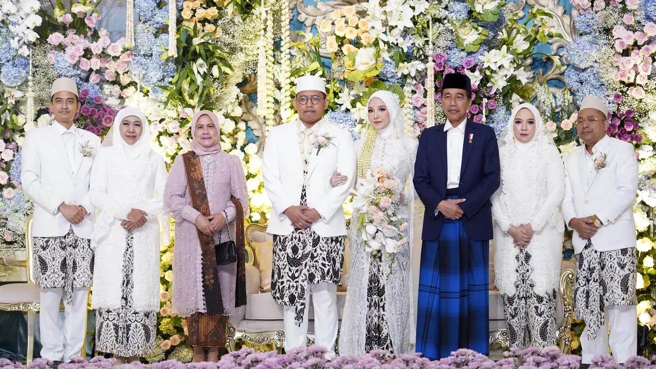 Presiden Joko Widodo (Jokowi) saat menghadiri pernikahan putra dari Calon Gubernur Jawa Timur (Jatim) Khofifah Indar Parawansa.
