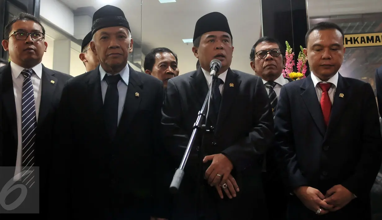 Ketua DPR Ade Komarudin (tengah) memberikan keterangan pers saat menghadiri acara peresmian ruang sidang Mahkamah Kehormatan Dewan yang baru, Senayan, Jakarta, Kamis (28/7). (Liputan6.com/Johan Tallo)