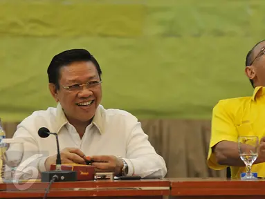 Aburizal Bakrie (kanan) dan Agung Laksono saat menghadiri Rapat Pengurus Harian Partai Golkar di DPP Partai Golkar, Jakarta, Kamis (4/2/2016). Rapat pengurus ini adalah pertama kalinya setelah perselisihan antar dua kepemimpinan.(Liputan6.com/Johan Tallo)