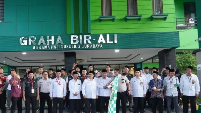 Pemberangkatan jemaah haji kloter 106 dari Asrama Haji Embarkasi Surabaya. (Istimewa)