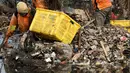 Petugas Dinas Kebersihan membersihkan sampah di pesisir Muara Angke, Jakarta, Kamis (29/10). Petugas menggunakan perahu untuk membersihkan sampah dari kawasan Muara Baru hingga Pantai Indah Kapuk. (Liputan6.com/Faizal Fanani)
