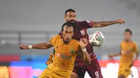 Bek tengah Bhayangkara FC, Hansamu Yama Pranata merebut bola dari kaki penyerang Borneo FC, Francisco Torres (Dok. Borneo FC)