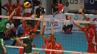 Timnas voli Indonesia berpeluang ke babak perempat final Kejuaraan Asia 2017 setelah menang 3-1 atas Arab Saudi pada laga perdana Grup A di GOR Tri Dharma, Gresik, Senin (24/7/2017). (Bola.com / Fahrizal Arnas)