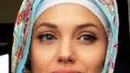 Angelina Jolie melakukan kunjungan ke Pakistan, dia tak segan untuk menggunakan hijab agar bisa lebih dekat dengan masyarakat disana. Angelina Jolie terlihat sangat anggun ketika mengenakan hijab berwarna biru muda. (dailymail/Bintang.com)