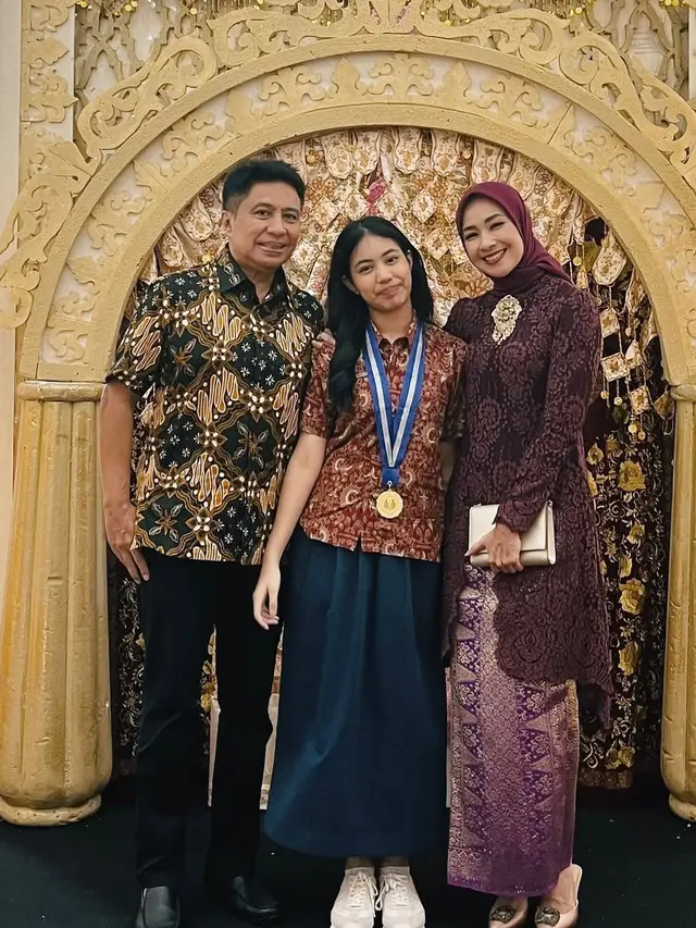7 Model Baju Brokat Alya Rohali, Gaya Elegan Sang Ikon Wanita Anggun