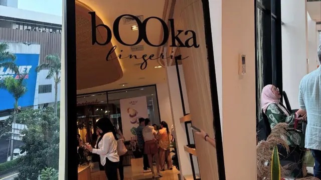 Acara The Bare Truth, An Intimate Soirée with bOOka membahas lingerie dan kesehatan intim perempuan bersama dr. Dinda Derdameisya, Sp.OG dari First Care Clinic.