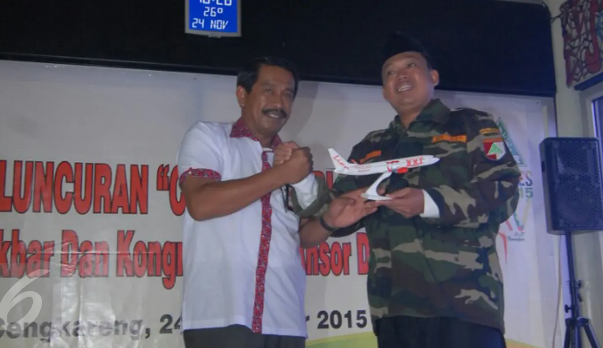 Ketua Gerakan Pemuda Ansor Nusron Wahid (kanan) dan Dirut Lion Air Edwar Sirait berjabat tangan di Bandara Soetta, Tangerang, (24/11). Silaturahim Akbar dan Konsgres XV GP Ansor akan dilaksanakan di Yogyakarta 25-27 November. (Liputan6.com/Angga Yuniar)