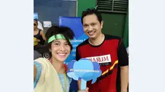 Dian Sastrowardoyo berfoto dengan Haryanto Arbi dalam acara Bashminton yang diselenggarakan oleh Pertemanan Sehat di GOR PB Djarum, Jakarta, (21/5/2016), untuk mendukung bulutangkis Indonesia. (Bola.com/Instagram/Therealdisastr)
