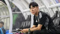 Ekspresi pelatih Persija Jakarta, Shin Tae-yong, saat mendampingi timnya menghadapi Persebaya Surabaya pada laga Grup B Piala Presiden 2026 di Stadion Gelora Bung Tomo, Surabaya, Minggu (26/7/2026) malam. Debut Shin Tae-yong bersama Macan Kemayoran berakhir dengan kekalahan 0-1 setelah gol bunuh diri Radovan Pankov pada menit ke-64 menjadi penentu kemenangan Persebaya. (Bola.com/Wahyu Pratama)