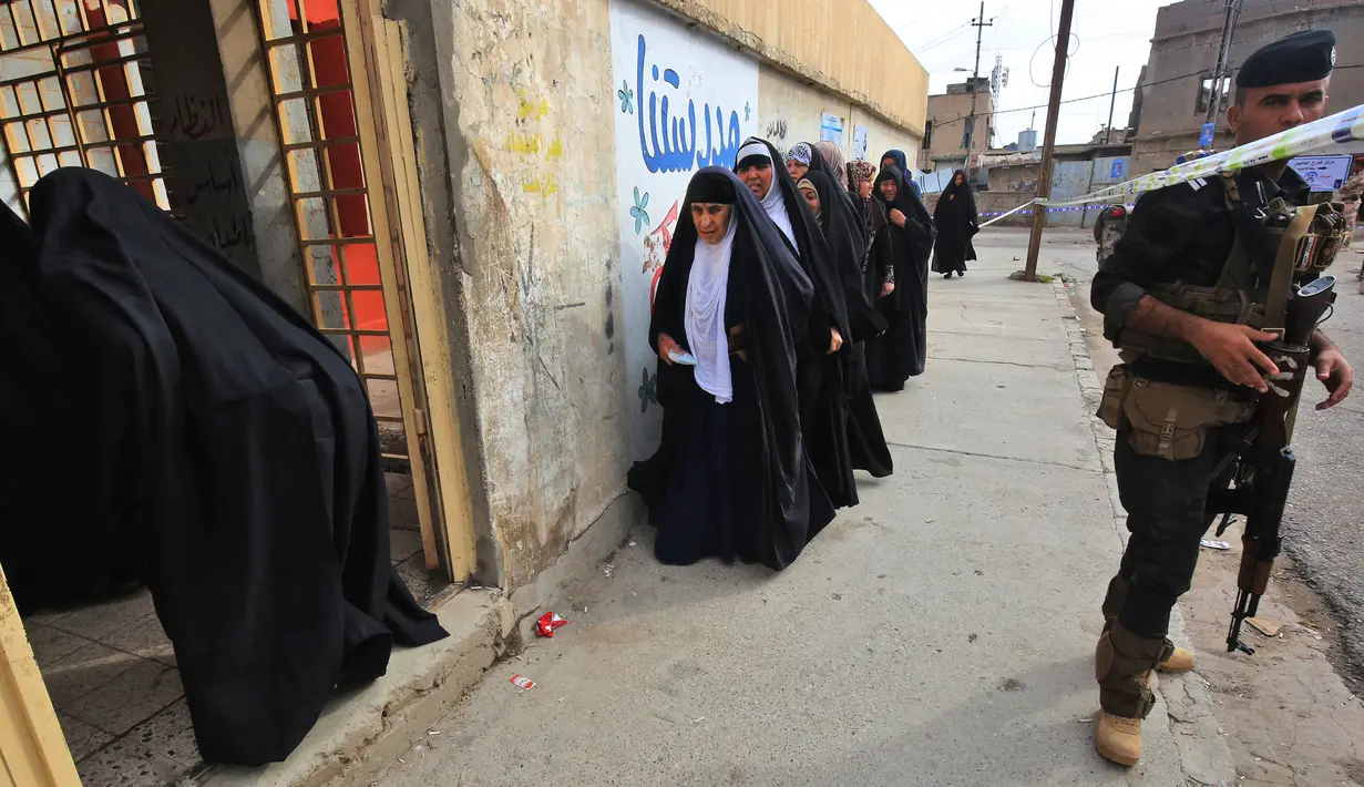 Sejumlah wanita Iraq mengantre untuk melakukan pemungutan suara di distrik Wadi Hajar Mosul, Irak (12/5). Ini merupakan pemilu pertama Irak sejak mengalahkan kelompok Negara Islam di Irak dan Suriah ( ISIS). (AFP/Ahmad Al-Rubaye)