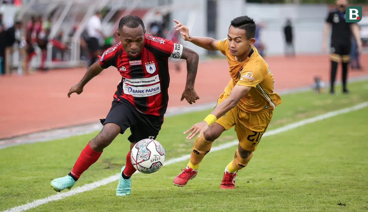 Feri Pahabol. Pemain sayap berusia 30 tahun yang telah 2 musim membela Persipura Jayapura ini total mencetak 9 gol musim ini di BRI Liga 1. Ketajamannya belum mampu mengangkat Persipura yang kedodoran sejak dimulainya liga. Puncaknya mereka harus terdegradasi ke Liga 2. (Bola.com/Bagaskara Lazuardi)