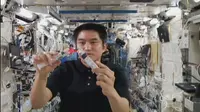 Astronot Takuya Onishi yang menguji eksperimen milik Inggrid itu menambahkan gerakan memutar-mutar wadah air.