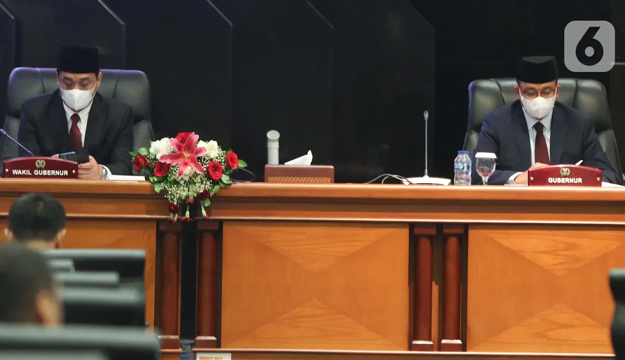 Gubernur DKI Jakarta Anies Baswedan (kanan) bersama Wakil Gubernur DKI Jakarta Ahmad Riza Patria (kiri) mengikuti sidang paripurna di Gedung DPRD DKI Jakarta, Selasa (13/9/2022). DPRD DKI Jakarta menggelar rapat paripurna pengumuman masa akhir kepemimpinan Gubernur DKI Jakarta Anies Baswedan - Ahmad Riza Patria 30 hari sebelum masa tugas berakhir. Rapat paripurna pengumuman pemberhentian Anies ini dilakukan sesuai Surat Edaran Kementerian Dalam Negeri Nomor 131/2188/OTDA. (Liputan6.com/Herman Zakharia)