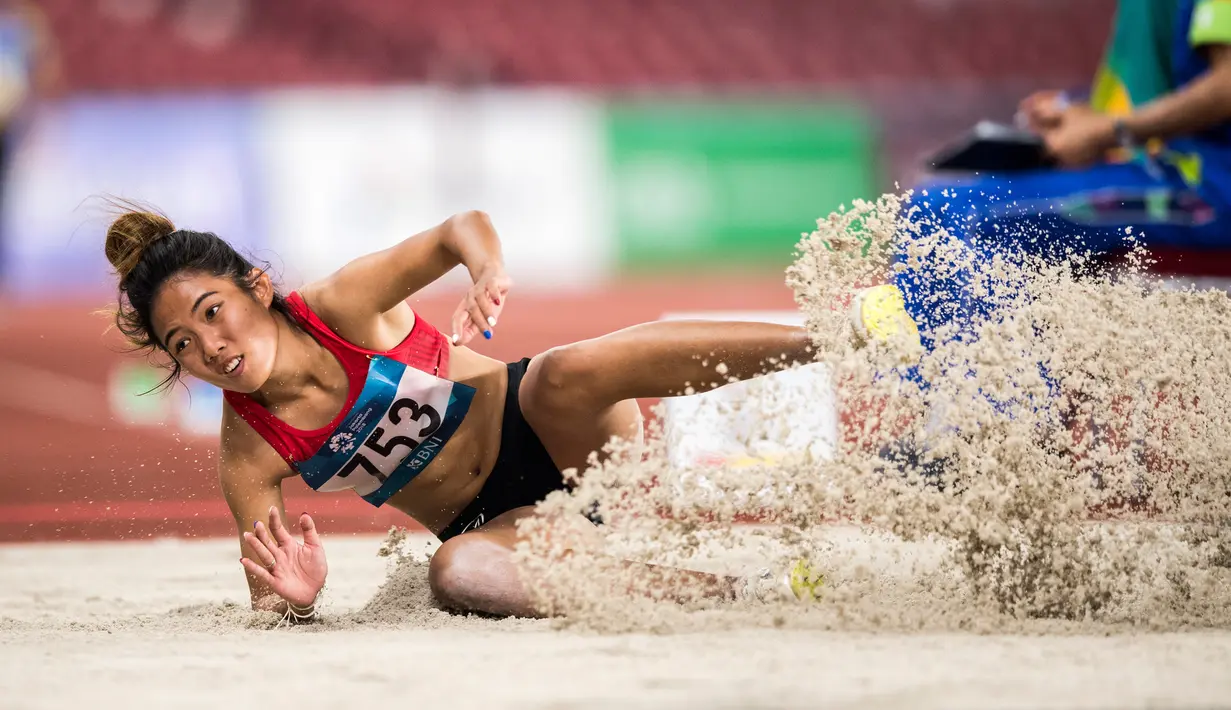 Atlet Thailand, Parinya Chuaimaroeng saat tampil pada babak final Lompat Jauh Putri Asian Games 2018 di Stadion Utama Gelora Bung Karno, Jakarta, Senin (27/8). Sebanyak 11 atlet turun di final nomor lompat jauh putri (ANTARA FOTO/INASGOC/M Agung Rajasa)