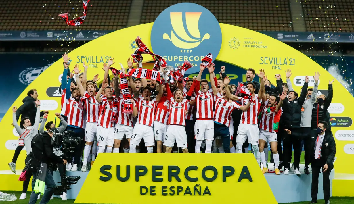 Para pemain Athletic Bilbao melakukan selebrasi usai menjuarai Piala Super Spanyol di Stadion La Cartuja, Minggu (17/1/2021). Athletic Bilbao menang 3-2 atas Barcelona. (AFP/Pablo Garcia)