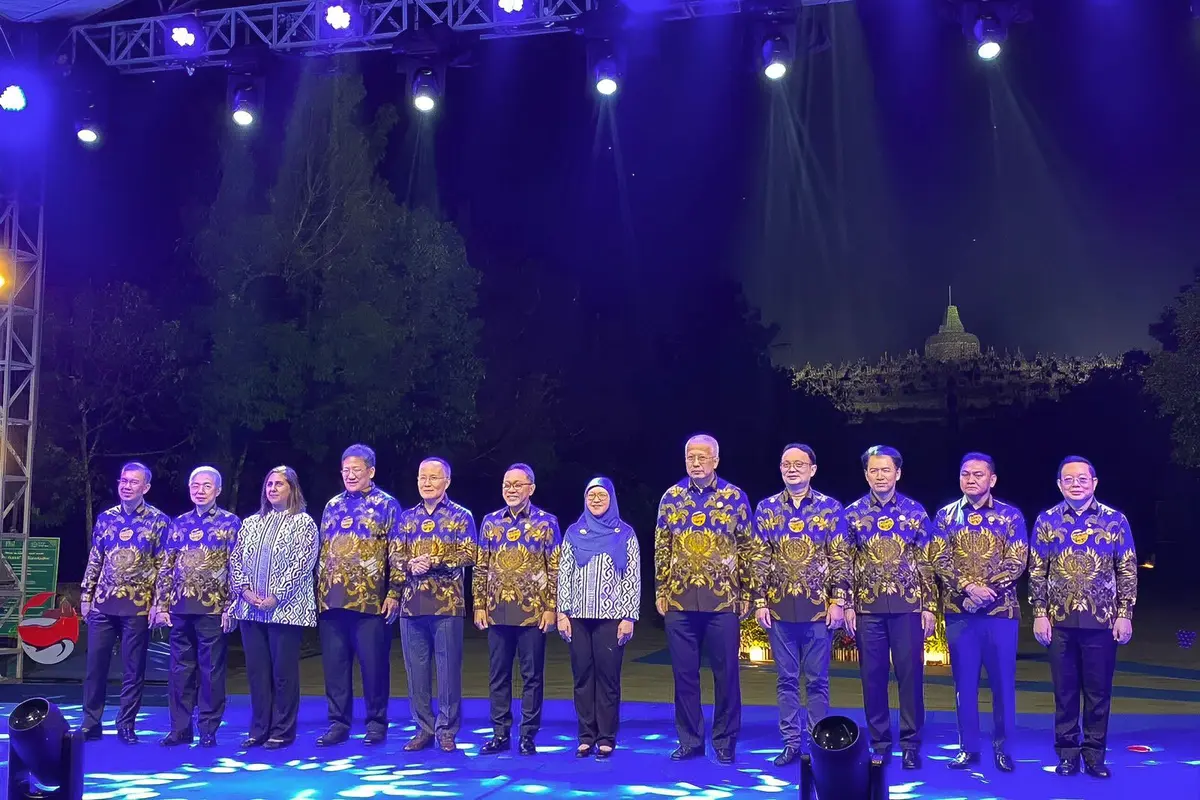 Jajaran Menteri Ekonomi ASEAN kenakan batik