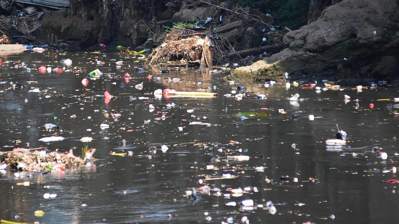 Tak hanya sampah, kondisi air di Kali Ciliwung sekitar Jakarta juga mengalami perubahan warna menjadi hitam dan beraroma bau tak sedap.