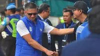 CEO Arema, Iwan Budianto, sempat berkeliling di tepi lapangan di Stadion Kanjuruhan, Malang, saat laga Arema vs Persebaya, Sabtu (6/10/2018), untuk melihat kondisi Aremania. (Bola.com/Iwan Setiawan)