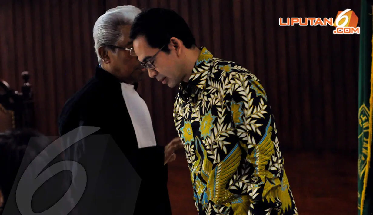 Tubagus Chaeri Wardhana alias Wawan terlihat berdiskusi dengan Adnan Buyung Nasution di Pengadilan Tipikor Jakarta, Kamis (10/4/2014) (Liputan6.com/Faisal R Syam).