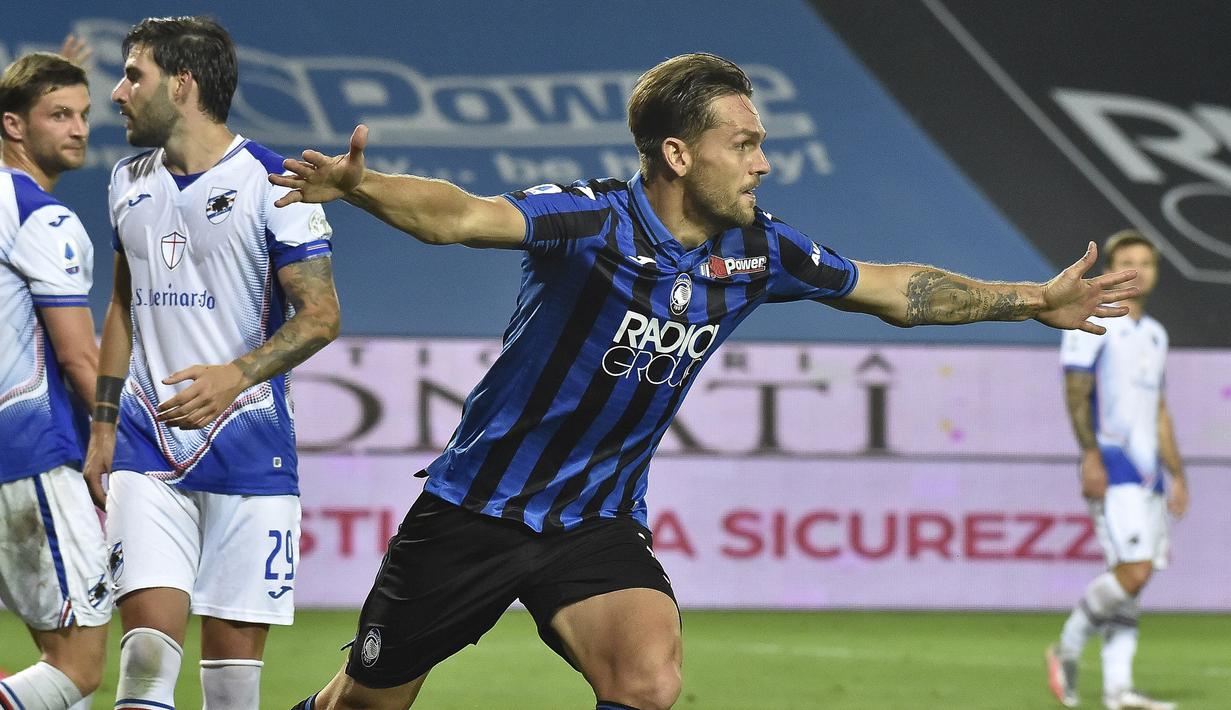 Bek Atalanta, Rafael Toloi, merayakan gol yang dicetaknya ke gawang Sampdoria pada laga lanjutan Serie A pekan ke-31 di Gewiss Stadium, Kamis (9/7/2020) dini hari WIB. Atalanta menang 2-0 atas Sampdoria.  (Gianluca Checchi/LaPresse via AP)