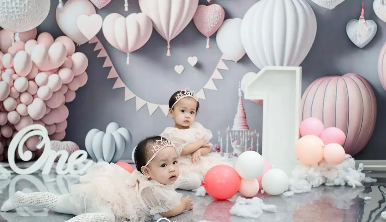 Melalui akun instagramnya, Anisa membagikan beberapa potret lucu dan menggemaskan putrinya yang genap satu tahun.  [Instagram/anisarahma_12]