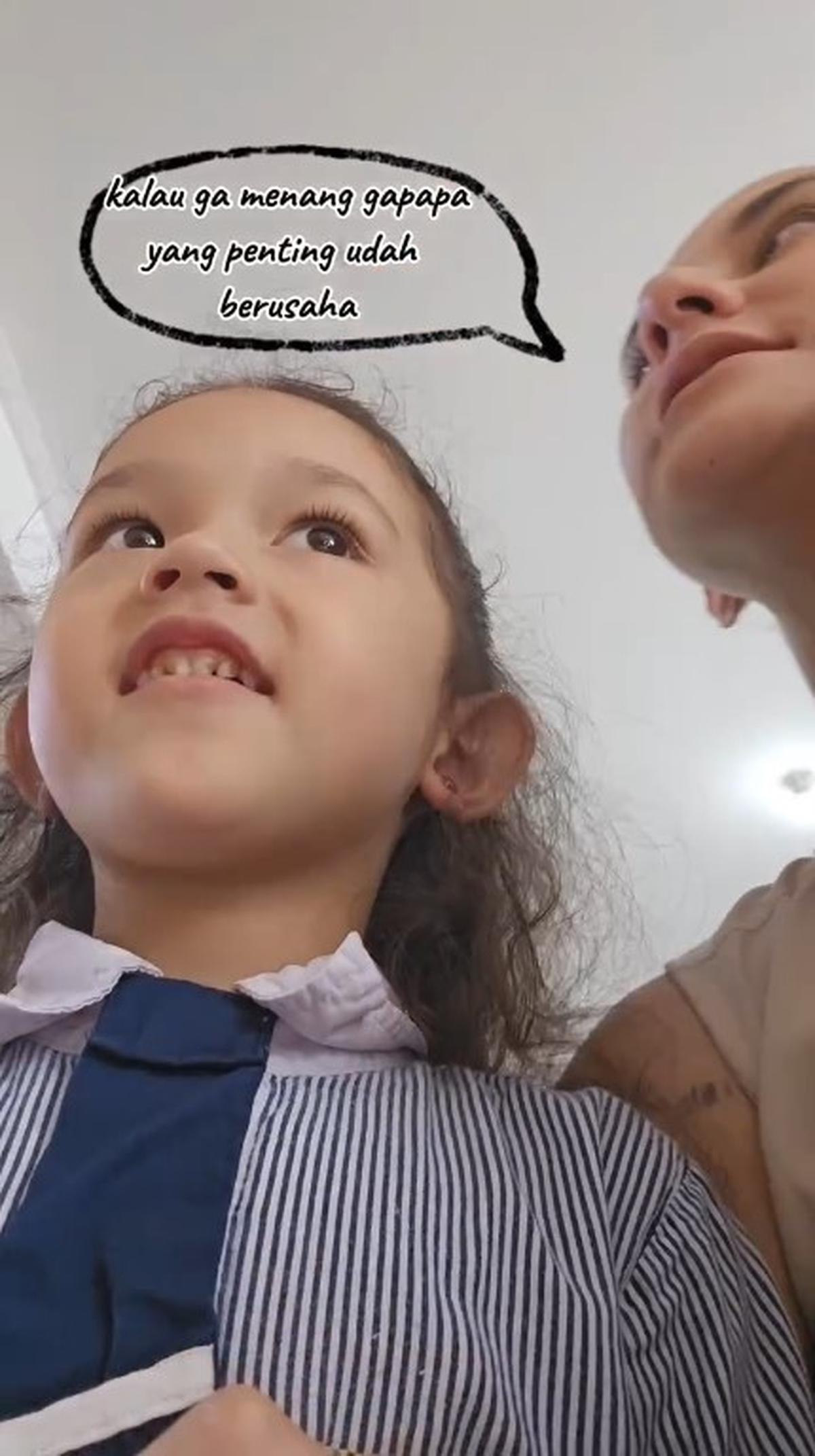7 Potret Dahlia Poland dan Anak Ikut Lomba Mendongeng di Sekolah, Raih Juara Pertama